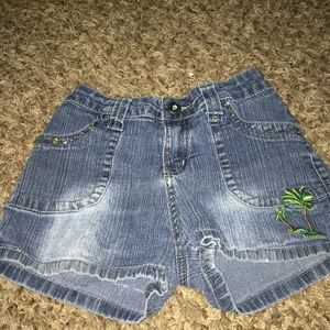 Dark wash denim shorts! With patches
